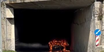 Συμβαίνει τώρα: Λαμπάδιασε ΙΧ μέσα σε γέφυρα σε περιοχή του Αμυνταίου (video)