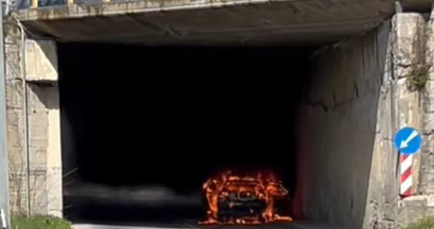 Συμβαίνει τώρα: Λαμπάδιασε ΙΧ μέσα σε γέφυρα σε περιοχή του Αμυνταίου (video)