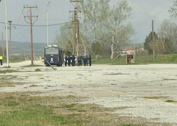 ΣΥΜΒΑΙΝΕΙ ΤΩΡΑ: Μεγάλη επιχείρηση της Αστυνομίας στον καταυλισμό των Ρομά στην Πτολεμαΐδα