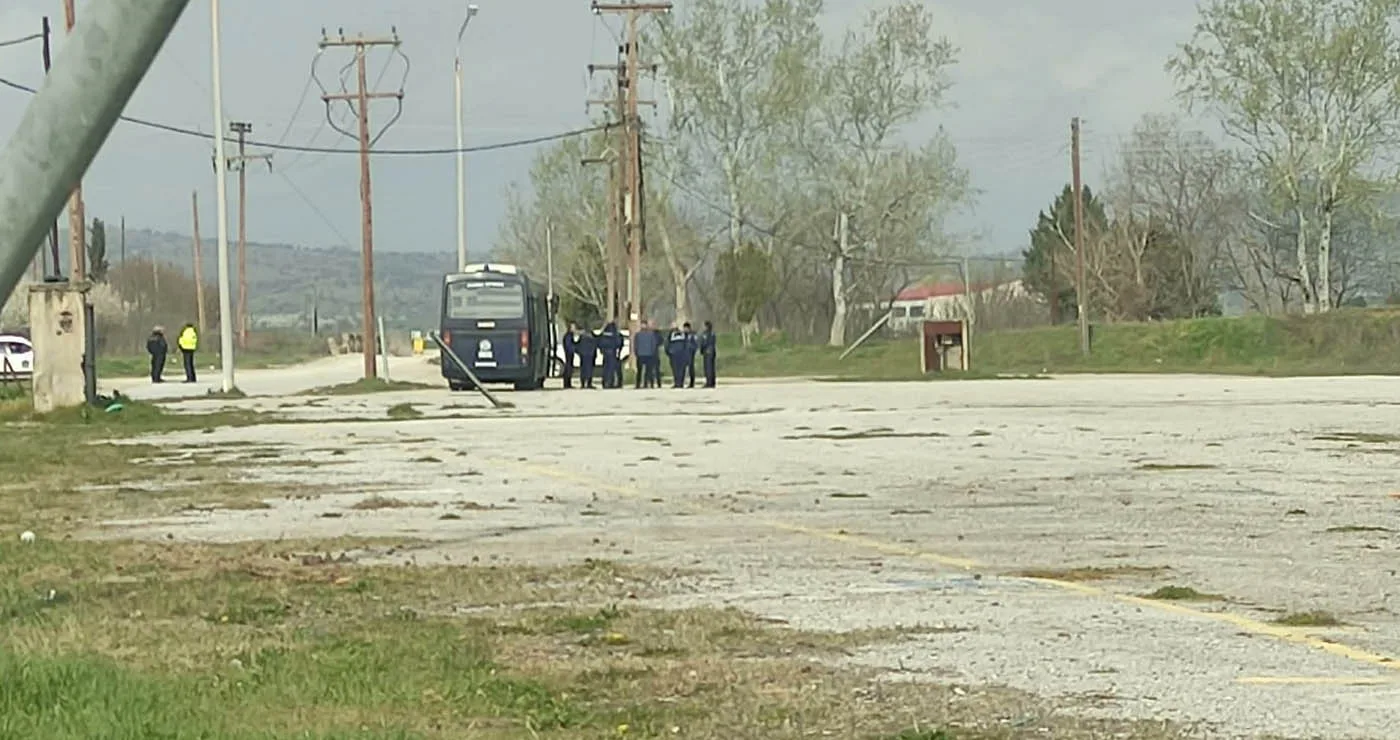 ΣΥΜΒΑΙΝΕΙ ΤΩΡΑ: Μεγάλη επιχείρηση της Αστυνομίας στον καταυλισμό των Ρομά στην Πτολεμαΐδα