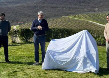 Αποκαλύφθηκε στη Νάουσα το γλυπτό σε φυσικό μέγεθος του Γιάννη Μπουτάρη στο Κτήμα Κυρ-Γιάννη