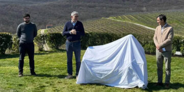 Αποκαλύφθηκε στη Νάουσα το γλυπτό σε φυσικό μέγεθος του Γιάννη Μπουτάρη στο Κτήμα Κυρ-Γιάννη