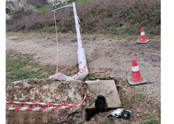 Η απάντηση του Δήμου Εορδαίας για την πεσμένη κολώνα στο δρόμο προς Μποδοσάκειο – “Η κολώνα έπεσε έπειτα από τροχαίο ατύχημα”