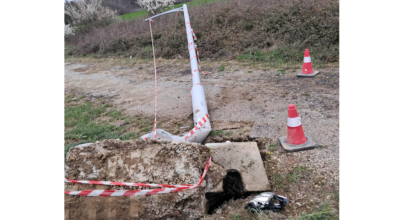 Η απάντηση του Δήμου Εορδαίας για την πεσμένη κολώνα στο δρόμο προς Μποδοσάκειο – “Η κολώνα έπεσε έπειτα από τροχαίο ατύχημα”