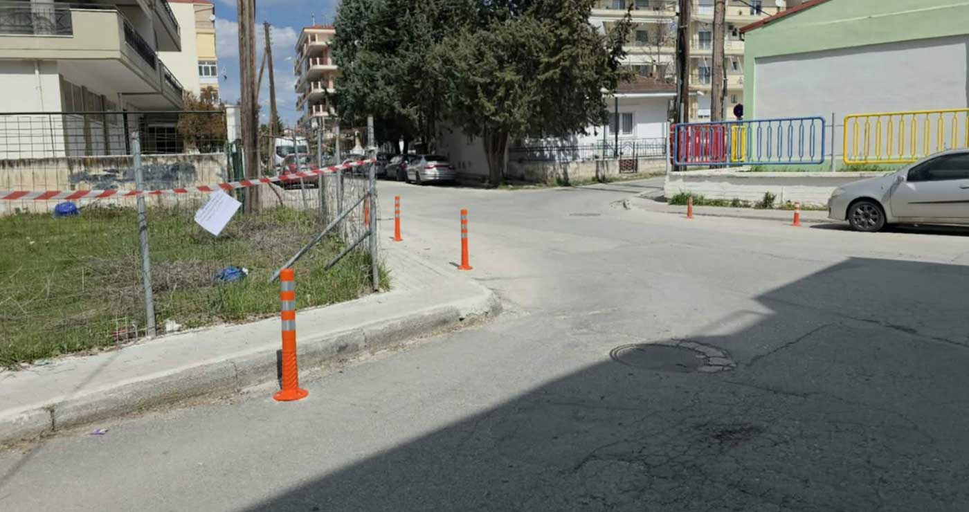 Μπαίνει τάξη στη «δύσκολη» διασταύρωση Σουλίου και Βασιλίσσης Σοφίας στην Πτολεμαΐδα – Ο Δήμος τοποθέτησε πλαστικά κολωνάκια  (ρεπορτάζ της Κούλας Πουλασιχίδου)