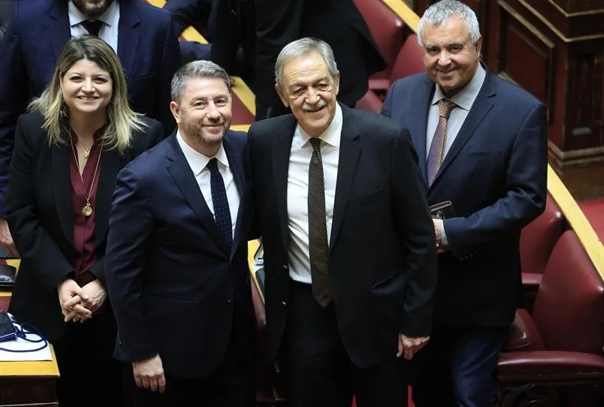 Περίσσευαν τα χαμόγελα στην εκλογή Κουκουλόπουλου- Παρών και ο Πρόεδρος του ΠΑΣΟΚ στη Βουλή- Ποιοι τον ψήφισαν για Αντιπρόεδρο