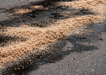 ΠΡΟΣΟΧΗ  στους οδηγούς,  για ύπαρξη λαδιών  στο οδόστρωμα! (της Κούλας Πουλασιχίδου)