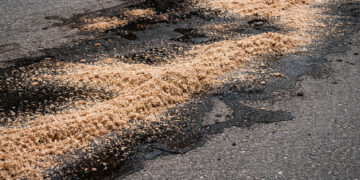 ΠΡΟΣΟΧΗ  στους οδηγούς,  για ύπαρξη λαδιών  στο οδόστρωμα! (της Κούλας Πουλασιχίδου)