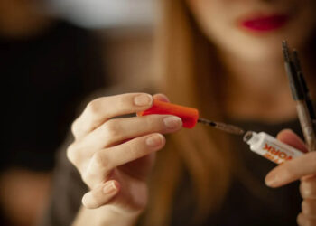 Μέγιστο αποτέλεσμα χωρίς βάρος: πώς να επιλέξετε μια καλή μάσκαρα για τις βλεφαρίδες;