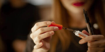 Μέγιστο αποτέλεσμα χωρίς βάρος: πώς να επιλέξετε μια καλή μάσκαρα για τις βλεφαρίδες;