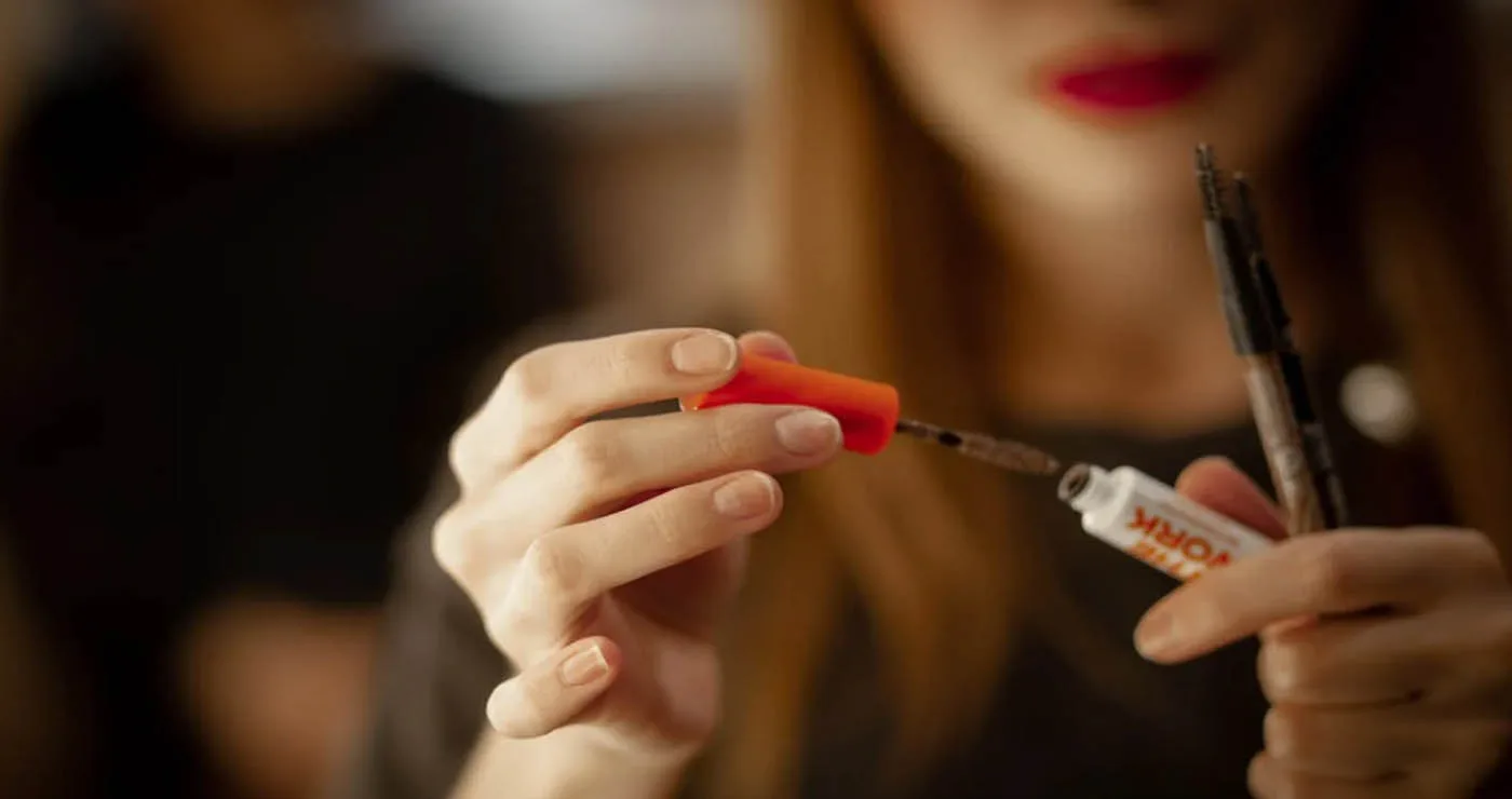 Μέγιστο αποτέλεσμα χωρίς βάρος: πώς να επιλέξετε μια καλή μάσκαρα για τις βλεφαρίδες;