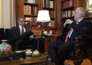 Η κυβέρνηση επιβάλλει πλαφόν στο περιθώριο κέρδους σε καύσιμα και προϊόντα super market για ένα τρίμηνο