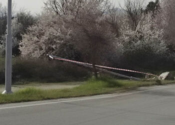 Νέα κολώνα ηλεκτροφωτισμού έπεσε στο δρόμο προς Μποδοσάκειο
