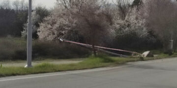 Νέα κολώνα ηλεκτροφωτισμού έπεσε στο δρόμο προς Μποδοσάκειο