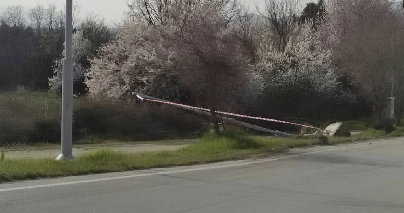 Νέα κολώνα ηλεκτροφωτισμού έπεσε στο δρόμο προς Μποδοσάκειο