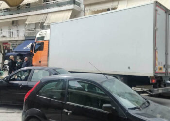 Πτολεμαΐδα: Νταλίκα ήρθε αντιμέτωπη με τα “φιδάκια” της 25ης Μαρτίου