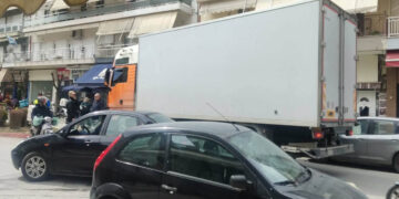 Πτολεμαΐδα: Νταλίκα ήρθε αντιμέτωπη με τα “φιδάκια” της 25ης Μαρτίου