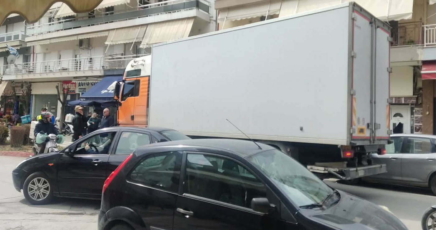 Πτολεμαΐδα: Νταλίκα ήρθε αντιμέτωπη με τα “φιδάκια” της 25ης Μαρτίου – Έφυγε με την όπισθεν