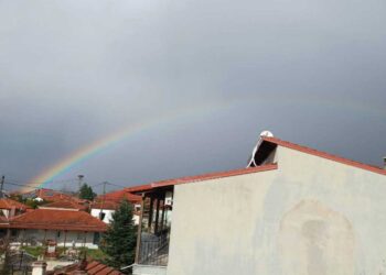 Διπλό ουράνιο τόξο στον ουρανό της Ασβεστόπετρας, μετά τη βροχή