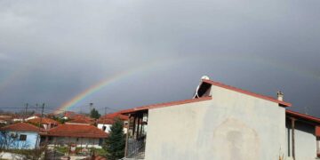 Διπλό ουράνιο τόξο στον ουρανό της Ασβεστόπετρας, μετά τη βροχή