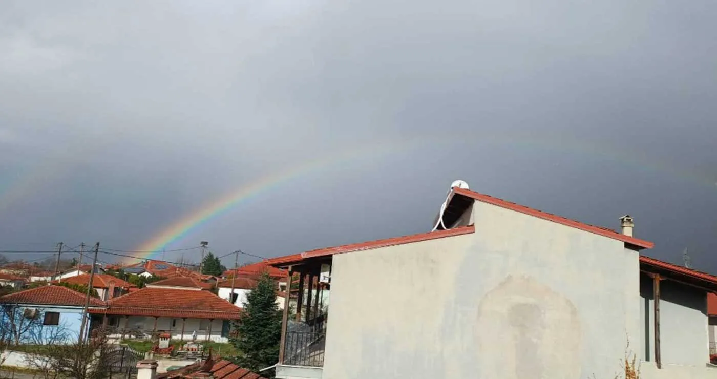 Διπλό ουράνιο τόξο στον ουρανό της Ασβεστόπετρας, μετά τη βροχή