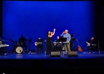 «Γυναίκα = Αγάπη»: Άννα Παπαδοπούλου & Λάκης Ντοβόλης σε μια βραδιά γεμάτη συναίσθημα στην Κοζάνη