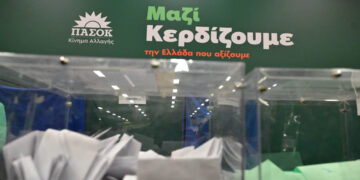 ΠΑΣΟΚ: Όλα τα ονόματα και οι σταυροί στη νέα Κεντρική Επιτροπή, πρώτος ο Καρχιμάκης, τρίτη η Διαμαντοπούλου