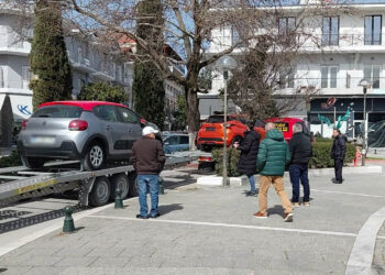 Αυτοκινητάμαξα κόλλησε στα φιδάκια