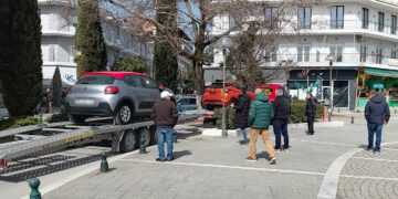 Αυτοκινητάμαξα κόλλησε στα φιδάκια