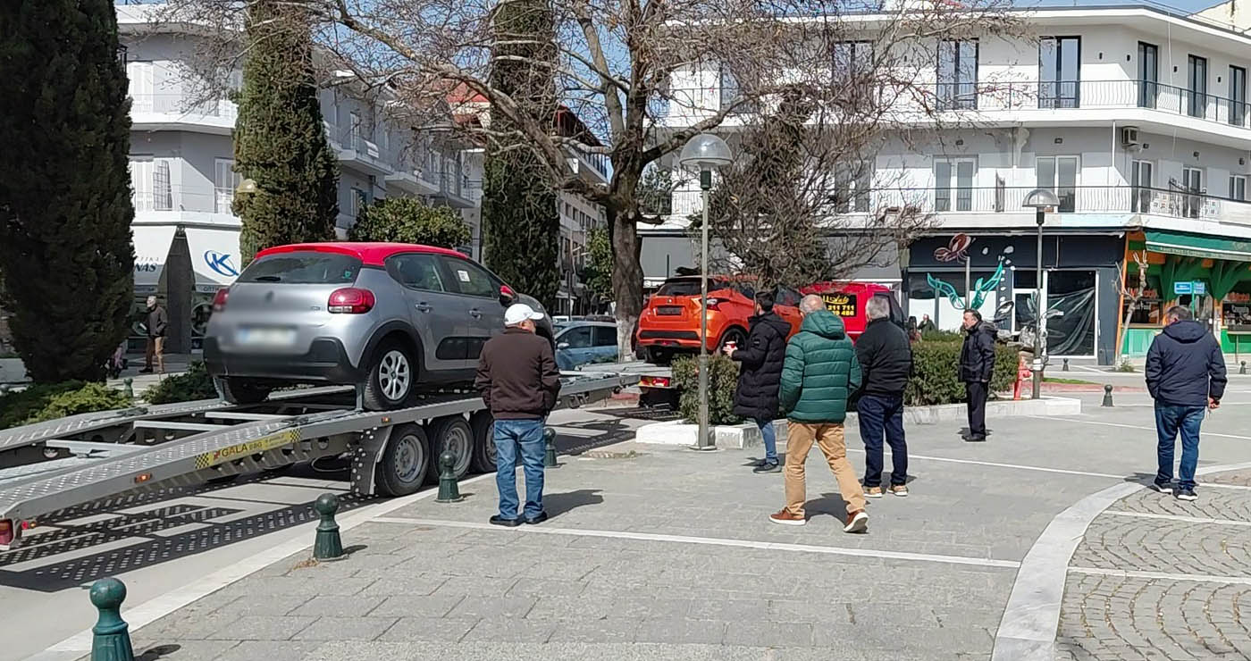 Πτολεμαΐδα: Αυτοκινητάμαξα κόλλησε στα φιδάκια