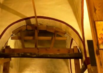 Κοζάνη: Εκκλησία άνω των 200 ετών στηρίζεται ακόμη σε ξύλινα υποστυλώματα