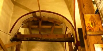 Κοζάνη: Εκκλησία άνω των 200 ετών στηρίζεται ακόμη σε ξύλινα υποστυλώματα