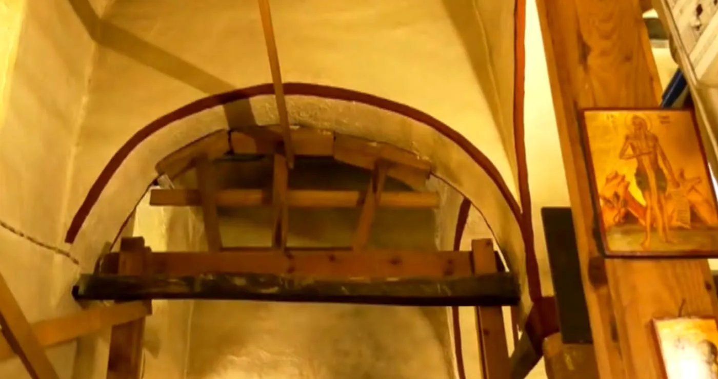 Κοζάνη: Εκκλησία άνω των 200 ετών στηρίζεται ακόμη σε ξύλινα υποστυλώματα