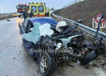 Φθιώτιδα: Νεκρός 21χρονος οδηγός σε μετωπική σύγκρουση με λεωφορείο που πήγαινε να παραλάβει μαθητές