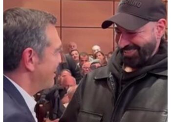Η θερμή αγκαλιά του Αλέξη Τσίπρα με τον ράπερ Υποχθόνιο, στην Κοζάνη (video)