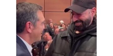 Η θερμή αγκαλιά του Αλέξη Τσίπρα με τον ράπερ Υποχθόνιο, στην Κοζάνη (video)