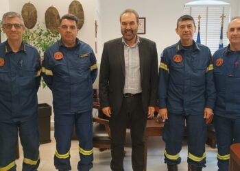 Υψηλόβαθμα στελέχη της Πυροσβεστικής και ο Δήμαρχος Φλώρινας στέκονται για φωτογραφία στο γραφείο του δημάρχου, ενισχύοντας τη συνεργασία του δήμου φλώρινας για την πολιτική προστασία.