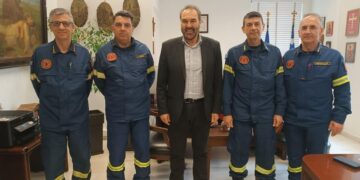 Υψηλόβαθμα στελέχη της Πυροσβεστικής και ο Δήμαρχος Φλώρινας στέκονται για φωτογραφία στο γραφείο του δημάρχου, ενισχύοντας τη συνεργασία του δήμου φλώρινας για την πολιτική προστασία.