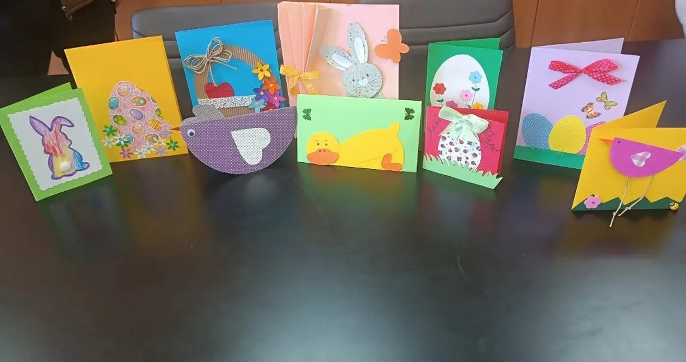Πασχαλινές κάρτες Φλώρινας με χαρούμενα σχέδια, φτιαγμένες από παιδιά, είναι τοποθετημένες σε ένα τραπέζι.