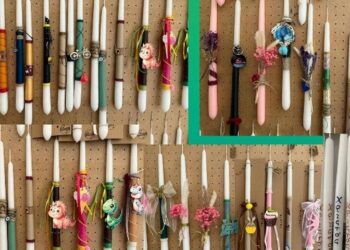 Ποικιλία από χειροποίητες πασχαλινές λαμπάδες κρέμονται σε πίνακα από φελλό στο Πασχαλινό bazaar Φλώρινας.