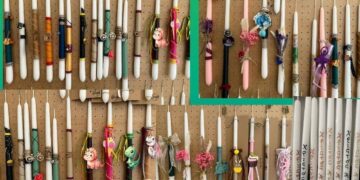 Ποικιλία από χειροποίητες πασχαλινές λαμπάδες κρέμονται σε πίνακα από φελλό στο Πασχαλινό bazaar Φλώρινας.