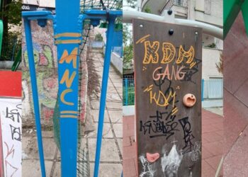 Μια παιδική χαρά στην Καστοριά έχει υποστεί εκτεταμένους βανδαλισμούς, με γκράφιτι σε διάφορα όργανα και χρωματιστές φθορές, δείχνοντας τους βανδαλισμούς Καστοριάς.