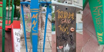 Μια παιδική χαρά στην Καστοριά έχει υποστεί εκτεταμένους βανδαλισμούς, με γκράφιτι σε διάφορα όργανα και χρωματιστές φθορές, δείχνοντας τους βανδαλισμούς Καστοριάς.