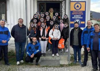 Μέλη του ομίλου «Μικροί Διασώστες» και προσωπικό του Δήμου Φλώρινας πόζαραν μπροστά από το Αυτοτελές Τμήμα Πολιτικής Προστασίας στη Φλώρινα.