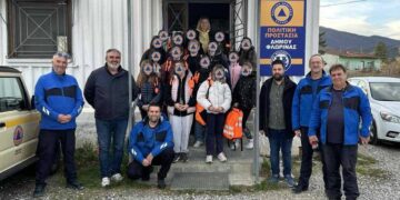 Μέλη του ομίλου «Μικροί Διασώστες» και προσωπικό του Δήμου Φλώρινας πόζαραν μπροστά από το Αυτοτελές Τμήμα Πολιτικής Προστασίας στη Φλώρινα.