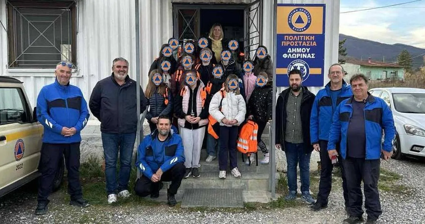 Μέλη του ομίλου «Μικροί Διασώστες» και προσωπικό του Δήμου Φλώρινας πόζαραν μπροστά από το Αυτοτελές Τμήμα Πολιτικής Προστασίας στη Φλώρινα.