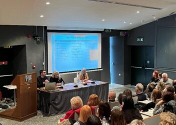 Μια αίθουσα συνεδριάσεων γεμάτη με εκπαιδευτικούς που παρακολουθούν μια παρουσίαση σχετικά με την Επαγγελματική Εξουθένωση Εκπαιδευτικών στο ΚΕ.Δ.Α.Σ.Υ. Κοζάνης.