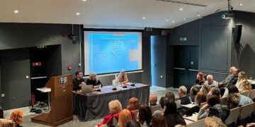 Μια αίθουσα συνεδριάσεων γεμάτη με εκπαιδευτικούς που παρακολουθούν μια παρουσίαση σχετικά με την Επαγγελματική Εξουθένωση Εκπαιδευτικών στο ΚΕ.Δ.Α.Σ.Υ. Κοζάνης.