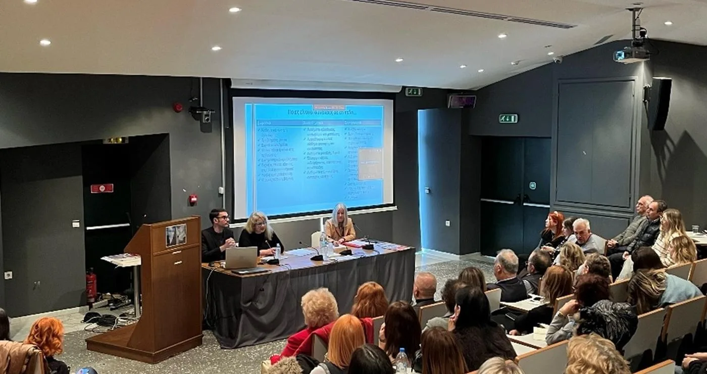 Μια αίθουσα συνεδριάσεων γεμάτη με εκπαιδευτικούς που παρακολουθούν μια παρουσίαση σχετικά με την Επαγγελματική Εξουθένωση Εκπαιδευτικών στο ΚΕ.Δ.Α.Σ.Υ. Κοζάνης.