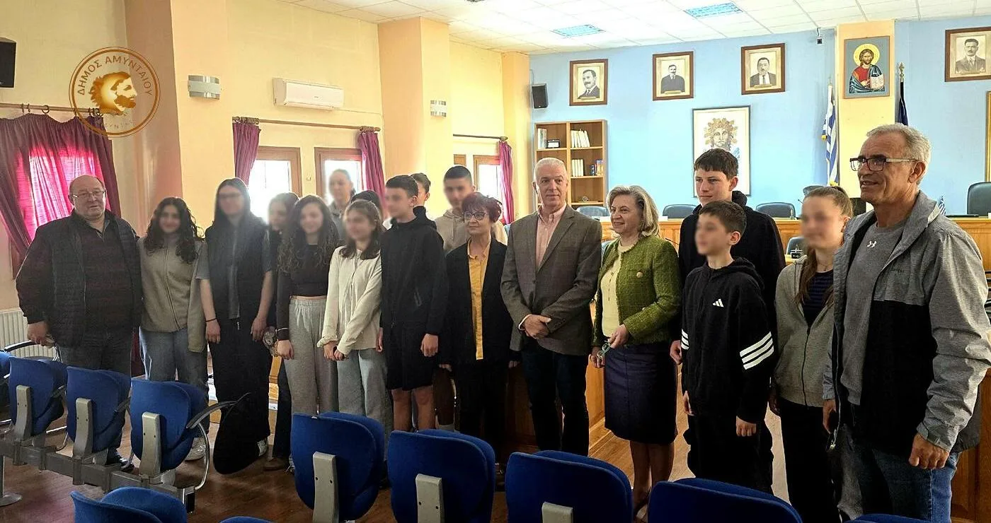 Μαθητές του Γυμνασίου Αμυνταίου παρουσιάζουν την εργασία τους για την αντισεισμική προστασία στο Δημαρχείο, συνοδευόμενοι από καθηγήτριες και τον Δήμαρχο.